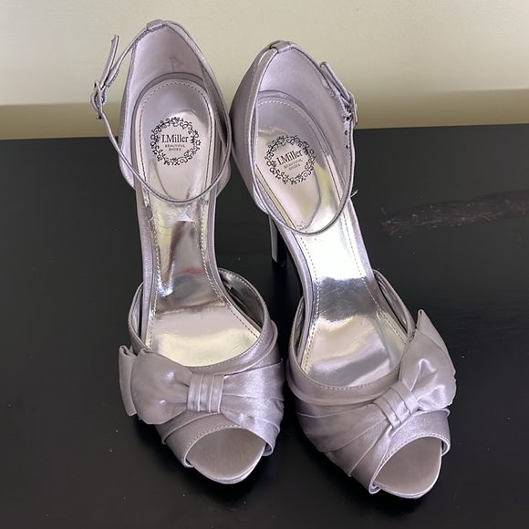 I Miller silver heeled sandal with an ankle strap and a bow detail on open toe - Picture 9 of 11